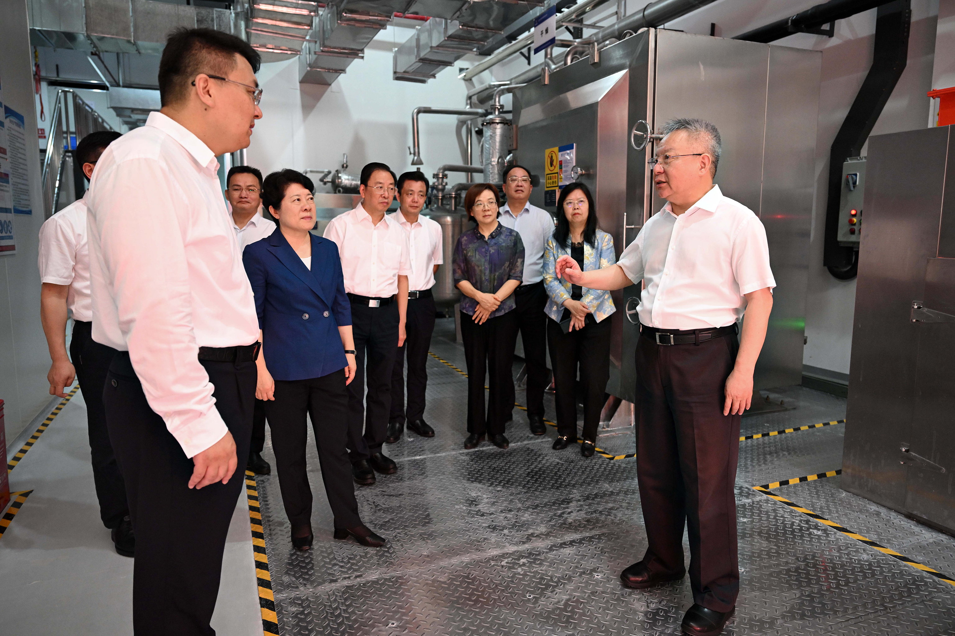 沈晓明调研新能源产业发展在延伸产业链提高附加值上下功夫 沈晓明调研新能源产业发展在延伸产业链提高附加值上下功夫